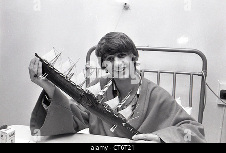 003945 - Ringo Starr In University College Hospital di Londra nel giugno 1964 Foto Stock
