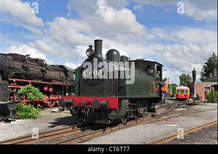 Treni a vapore presso il deposito di Chemin de Fer à Vapeur des Trois Vallées a Mariembourg, in Belgio Foto Stock