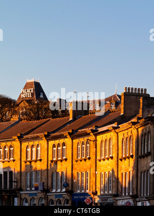 Fila di edifici con il Palace Hotel dietro a Buxton una città termale nel distretto di Peak Derbyshire England Regno Unito Foto Stock