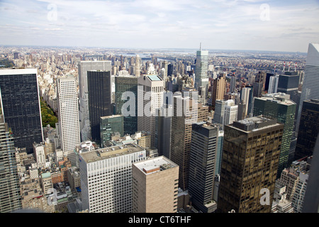 Stati Uniti d'America. New York. Manhattan. Vista dalla piattaforma di osservazione in cima al Rockefeller Center. Grattacieli. Foto Stock