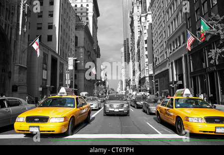 Stati Uniti d'America. New York. Manhattan. Il traffico sulla Quinta Avenue. Foto Stock