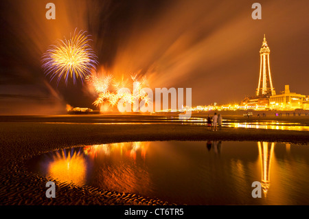 Fuochi d'artificio dal North Pier durante "luminarie di Blackpool' Blackpool Lancashire Inghilterra GB UK EU Europe Foto Stock