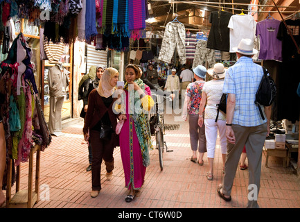 Turisti e gente locale shopping nei souk, taroudant Marocco, Africa Foto Stock