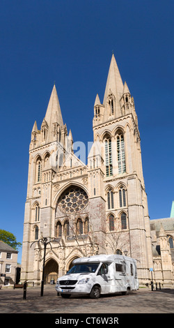 Camper a Truro Cathedral; Cornovaglia; Regno Unito Foto Stock