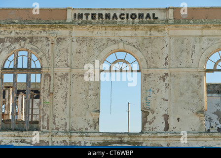 Isolati annuncio antico edificio decadente Foz do Douro oceano Atlantico costa, Porto, Portogallo Foto Stock