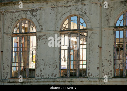 Isolati annuncio antico edificio decadente Foz do Douro oceano Atlantico costa, Porto, Portogallo Foto Stock