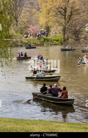 Riga barche sul lago, al Central Park di New York Foto Stock