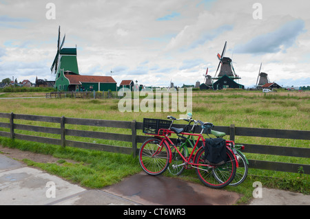 Due biciclette e mulini a vento in background a Zaanse Schans Foto Stock