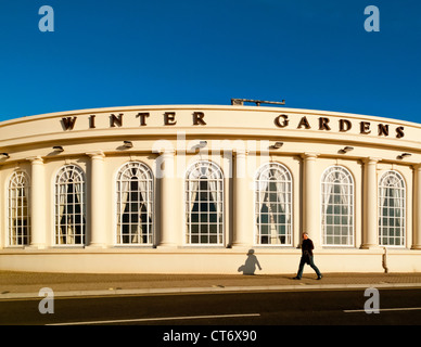 Vista esterna dei giardini invernali luogo di divertimento in Weston Super Mare un centro balneare situato nel North Somerset England Regno Unito Foto Stock