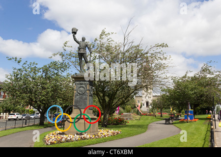 Anelli olimpici e le icone di atletica in giardini Whitehead (Tower Gardens) Bury installato per il passaggio della torcia olimpica 2012. Foto Stock