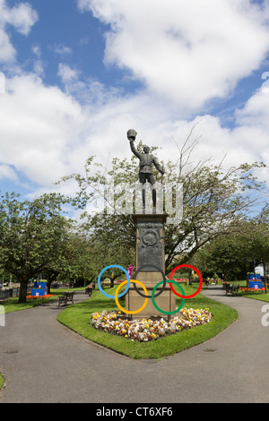 Anelli olimpici e le icone di atletica in giardini Whitehead (Tower Gardens) Bury installato per il passaggio della torcia olimpica 2012. Foto Stock