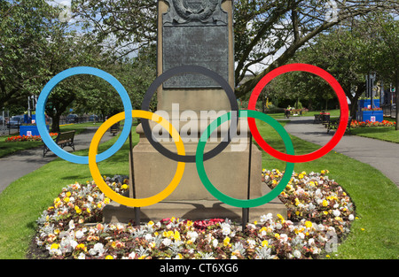 Anelli olimpici e le icone di atletica in giardini Whitehead (Tower Gardens) Bury installato per il passaggio della torcia olimpica 2012. Foto Stock