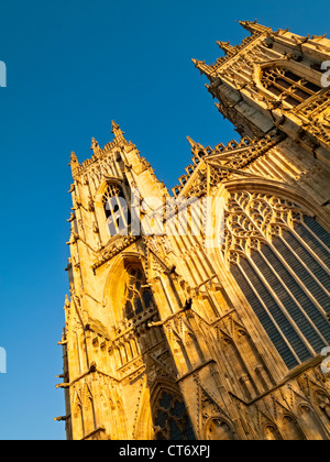 Vista guardando in alto verso le torri sulla facciata ovest della cattedrale di York Minster cattedrale della città di York Yorkshire England Regno Unito Foto Stock