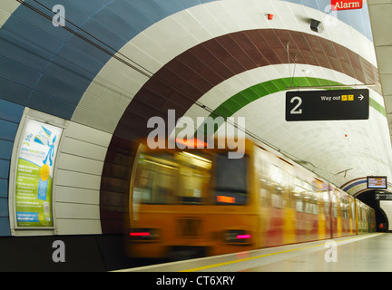 Treno della metropolitana presso la stazione di Haymarket a Newcastle upon Tyne, England, Regno Unito Foto Stock