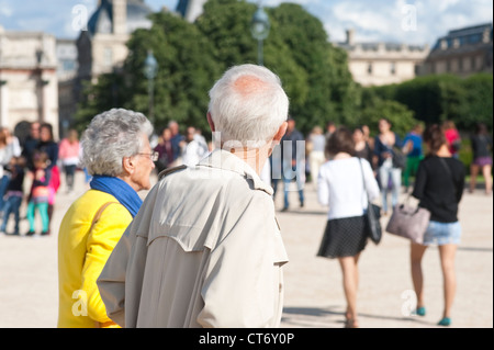 Parigi, Francia - Un adulto giovane a piedi Foto Stock