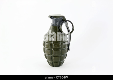 Seconda guerra mondiale Vintage 'Ananas' Hand Grenade su sfondo bianco Foto Stock