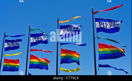 Pier 39 bandiere flutter in la brezza al Embarcadero San Francisco California USA Foto Stock