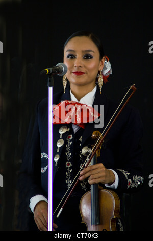 University of Texas Pan American (UTPA) Mariachi Aztlán musicista esegue al 2012 Smithsonian Folklife Festival. Foto Stock