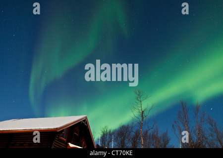 Luci del nord (Aurora Boreale) ondeggiano nel cielo nel nord della Norvegia, Arctic Scandinavia durante il periodo invernale Foto Stock