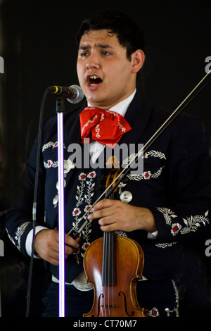 University of Texas Pan American (UTPA) Mariachi Aztlán musicista esegue al 2012 Smithsonian Folklife Festival. Foto Stock