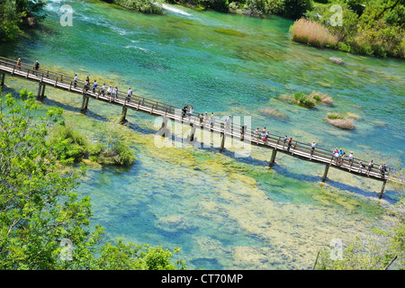 Ponte pedonale sul fiume Krka in Croazia Foto Stock