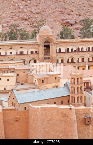 La Chiesa della Trasfigurazione con la sua torre campanaria nel composto del monastero di Santa Caterina, Sinai, Egitto Foto Stock