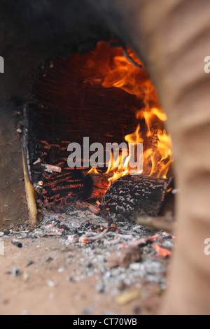 Prima cottura per rimuovere il supporto di vimini su un lato costruito forno di argilla. Foto Stock