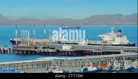 Tanker in porto. Petroliera in proccess di carico nel porto Nakhodka Russia Foto Stock