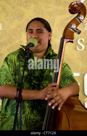 Troupe Tuahine musicista da università delle Hawaii, esegue al 2012 Smithsonian Folklife Festival. Foto Stock