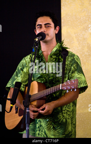 Troupe Tuahine musicista da università delle Hawaii, esegue al 2012 Smithsonian Folklife Festival. Foto Stock