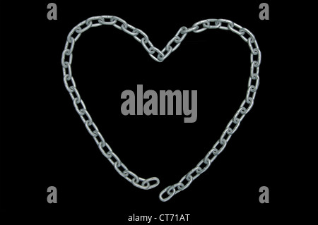 A forma di cuore con catena scollegati collegamenti (all'amore non corrisposto), isolata su nero Foto Stock