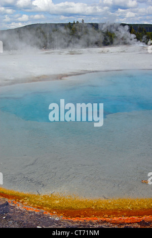 Piscina arcobaleno di sabbia nera bacino, il Parco Nazionale di Yellowstone Foto Stock