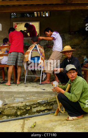 Street Barber shop al mercato di Naltri Vietnam Foto Stock