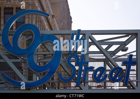 Ponte pedonale tra John H McClatchy edificio e 69 TH Street (setti) Centro per il trasporto - parte superiore Darby Township, PA Foto Stock