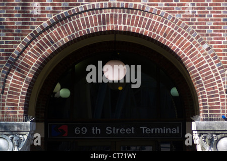 Mattone rosso archway del 69 TH Street (setti) Centro per il trasporto - in alto Darby Township, Philadelphia. Foto Stock