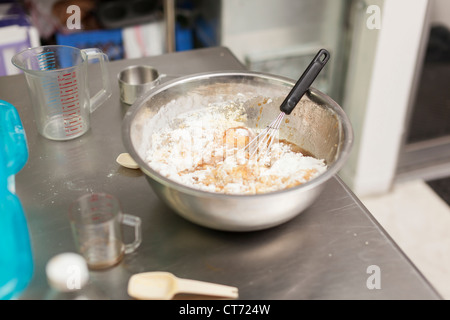 Un recipiente grande e ingredienti a Tandmen ciambelle, una piccola boutique panetteria di Missoula, Montana. Foto Stock