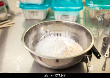 Un recipiente grande e ingredienti a Tandmen ciambelle, una piccola boutique panetteria di Missoula, Montana. Foto Stock