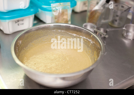 Un recipiente grande e ingredienti a Tandmen ciambelle, una piccola boutique panetteria di Missoula, Montana. Foto Stock