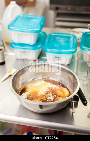 Un recipiente grande e ingredienti a Tandmen ciambelle, una piccola boutique panetteria di Missoula, Montana. Foto Stock