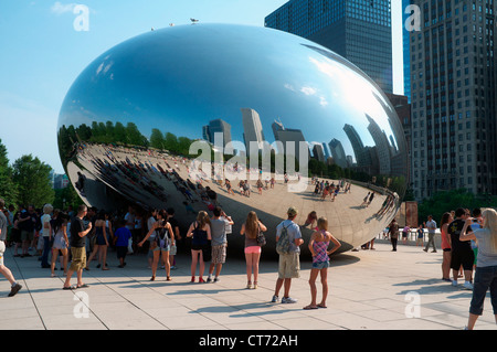 Turisti in giro per la Cloud Gate, scultura, il Millennium Park, Chicago, Illinois Foto Stock