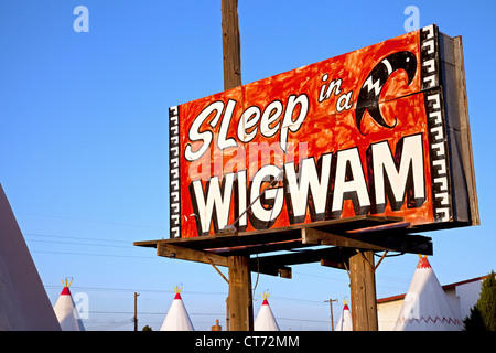 Villaggio Wigwam #6, originariamente aperto sul percorso 66 nel 1950, si trova in Holbrook, Arizona. Foto Stock