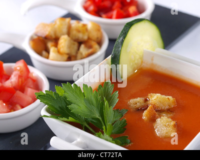 Gazpacho Andaluz. È un grezzo di zuppa di verdure da nativo della regione spagnola Andalusia. È servito freddo come il motorino di avviamento da . Foto Stock