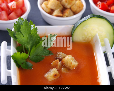 Gazpacho Andaluz. È un grezzo di zuppa di verdure da nativo della regione spagnola Andalusia. È servito freddo come il motorino di avviamento da . Foto Stock