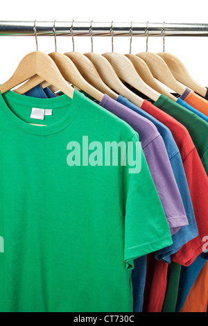 Colorato t-shirts sulla gruccia Foto Stock