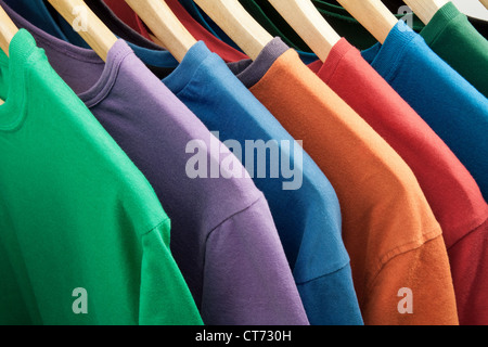 Colorato t-shirts sulla gruccia Foto Stock