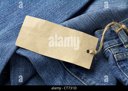 Jeans Pantaloni con vuoto etichetta di carta Foto Stock