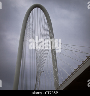 Dettaglio dei cavi e arco della nuova (2012) Margaret Hunt Hill bridge, progettato da Santiago Calatrava, a Dallas, in Texas. Foto Stock