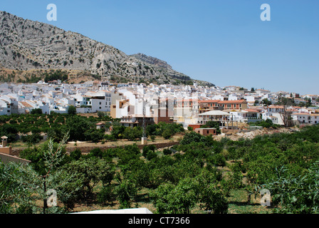 Vista sulla città e sulla campagna circostante, Valle de Abdalajis, provincia di Malaga, Andalusia, Spagna, Europa occidentale. Foto Stock