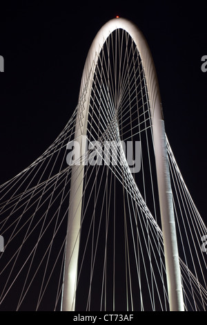 Dettaglio dei cavi e arco della nuova (2012) Margaret Hunt Hill bridge, progettato da Santiago Calatrava, a Dallas, in Texas. Foto Stock