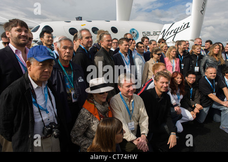 Firmato Virgin Galactic astronauti raccogliere da SpaceShipTwo modello per un altro annuncio da parte di dirigenti aziendali a un PR evento. Foto Stock